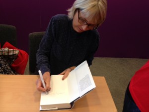 Hanne-Vibeke Holst signerar Knud den store