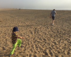 Far och son på stranden i Agadir