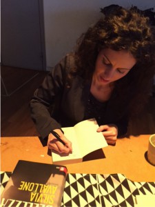 Silvia Avallone signerar mina böcker