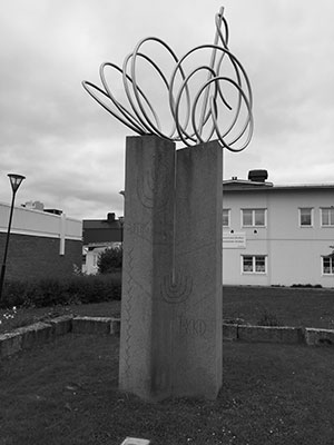 Skulpturen Nål och tråd i Bredbyn