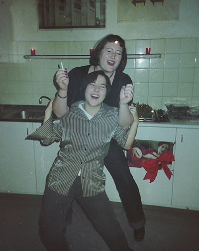 Julia och jag dansar i korridorsköket i Wien 1999