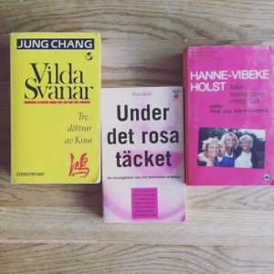 En bild på böckerna Vilda Svanar av Jung Chang, Under det rosa täcket av Nina Björk och Min mosters migrän av Hanne-Vibeke Holst.
