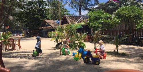 Hugo leker och underhåller andra barn i Khao Lak