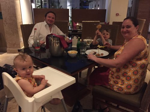 Familjen äter thaimat på J W Marriott