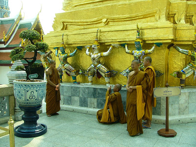 Munkar fotar varandra i Grand Palace i Bangkok