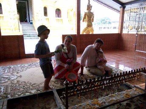 Familjen i ett buddistiskt tempel