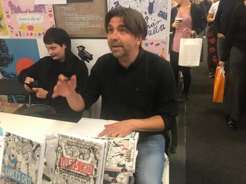 Thomas Arnroth signerar böcker på bokmässan 2018