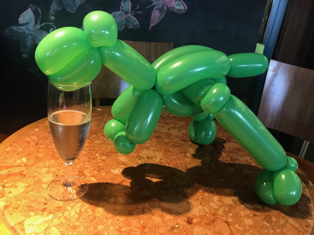 Ballong-dinosaurie dricker bubbel