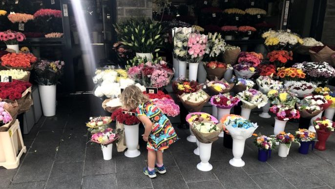 Blomsterförsäljning i utkanten av Gamla Stan i Tallinn
