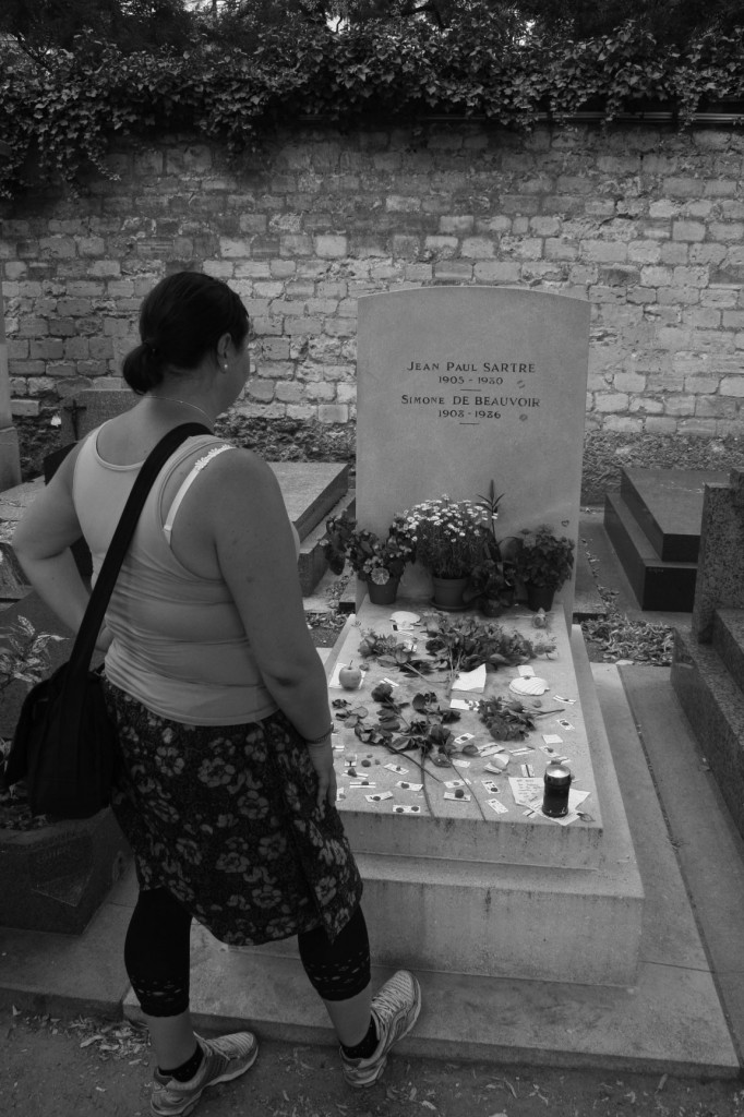 Jag vid Simone de Beauvoir och Jean Paul Sartres grav