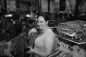 Jag köper batik i Chinatown i Kuala Lumpur