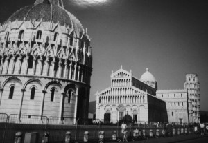 En pytteliten Lisette och lutande tornet i Pisa