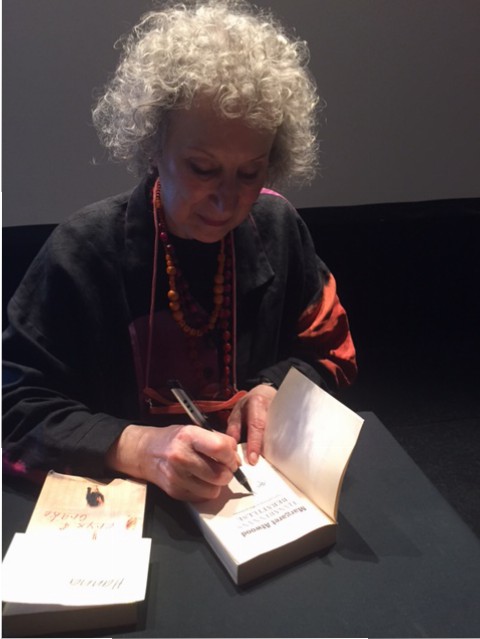 Margaret Atwood signerar mitt ex av Tjänarinnans berättelse