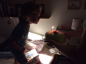 Yrvaken Hugo blåser ut fyra ljus i tårtan