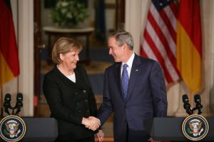 Angela Merkel skakar hand med George W Bush