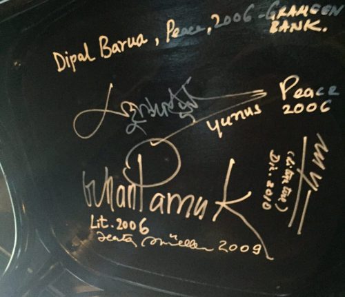 Orhan Pamuks autograf på stol på Nobelmuseet