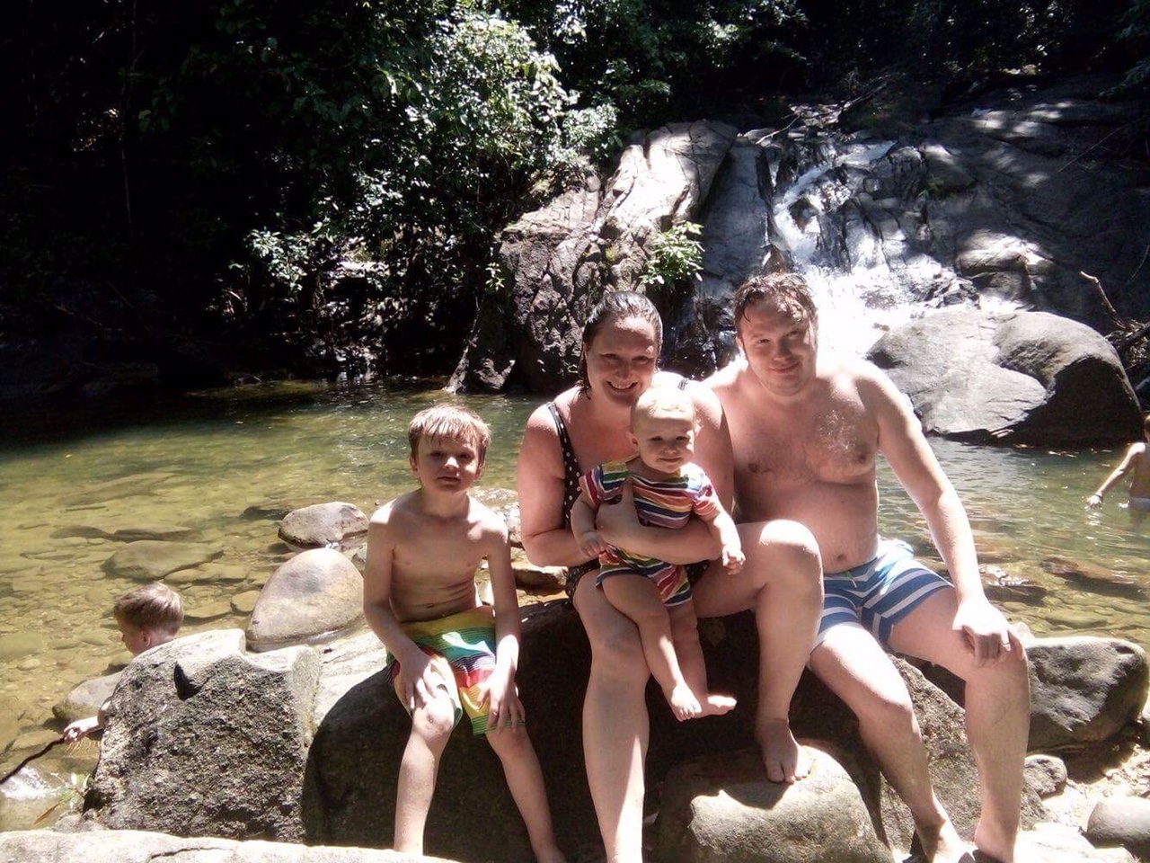 Familjen vid ett vattenfall