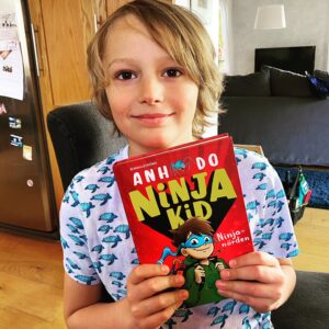 Hugo läser Ninja kid av Anh Do