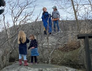 Fyra barn som leker på Landsort påsken 2021
