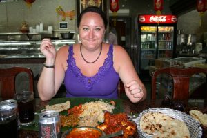 Hanna äter indisk mat